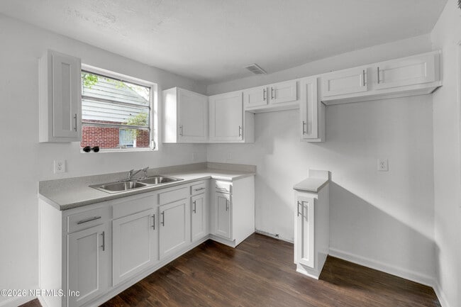 Building Photo - 503 W 16th St