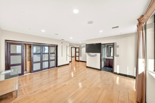 Building Photo - Unit