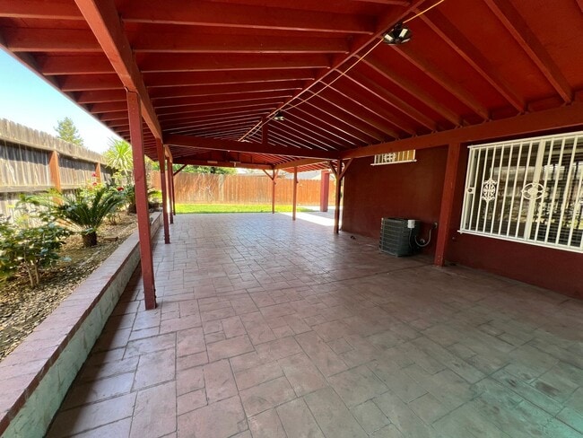 Building Photo - FOR RENT:  3 bedroom and 2 bathroom home in Sanger