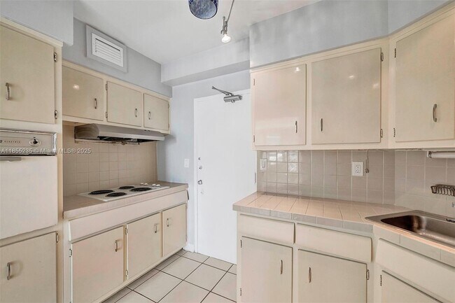 Building Photo - 1430 Brickell Bay Dr