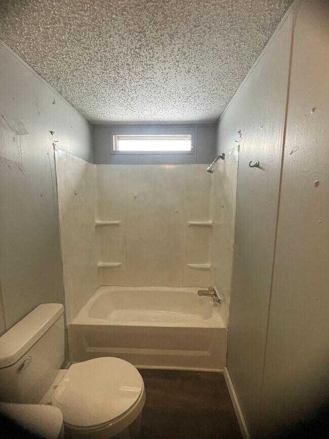 Building Photo - Country living with spacious front and backyard - 3 beds/ 2bath available now