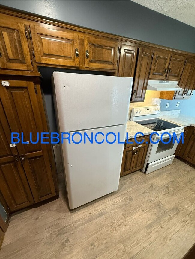 Building Photo - Newly renovated beautiful 3 bedroom home, new flooring and fresh paint!