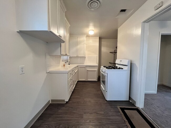 Building Photo - Centrally located 3-bedroom house