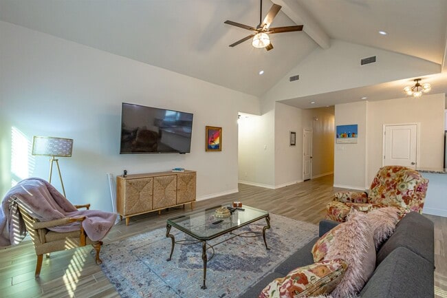 Building Photo - 514 Prado Dr