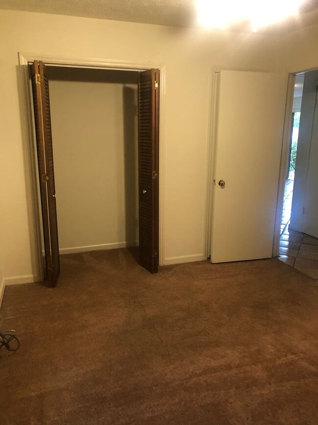 Building Photo - 2 Bedroom Duplex in Boulevard with a Yard