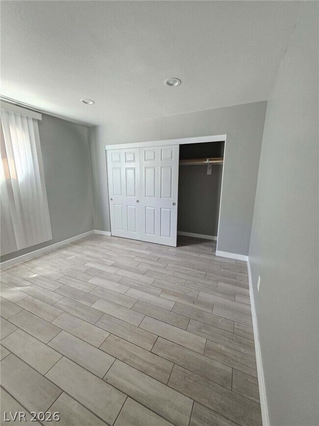 Building Photo - 1107 E Desert Inn Rd