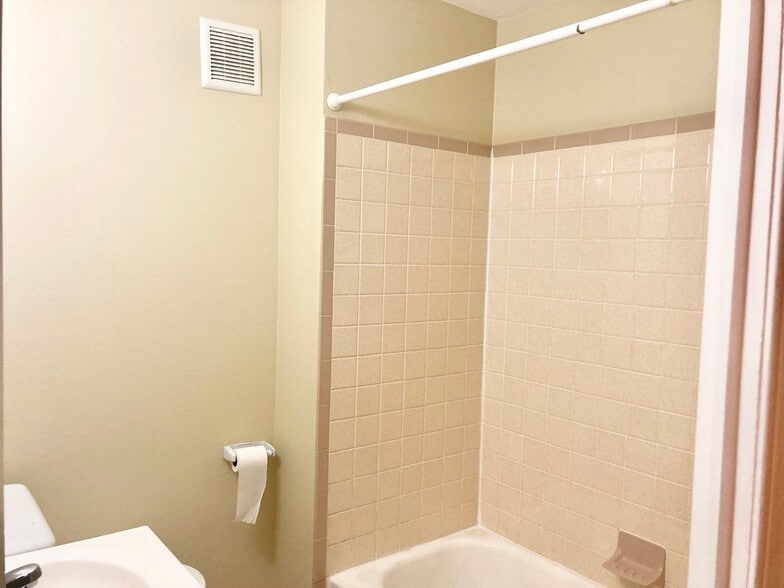 Building Photo - Updated 3-Bedroom in Grays Ferry