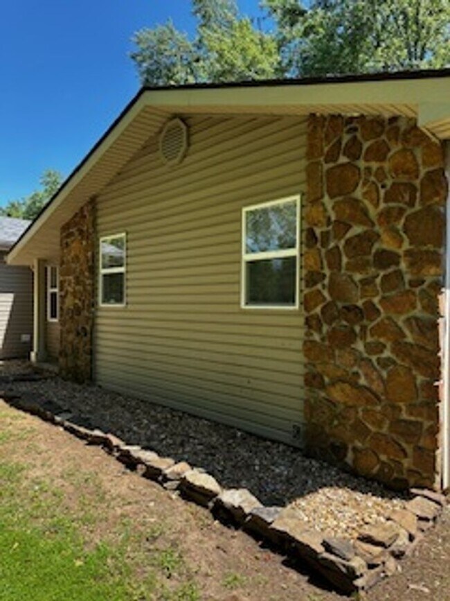 Building Photo - Fully Remodeled Home!