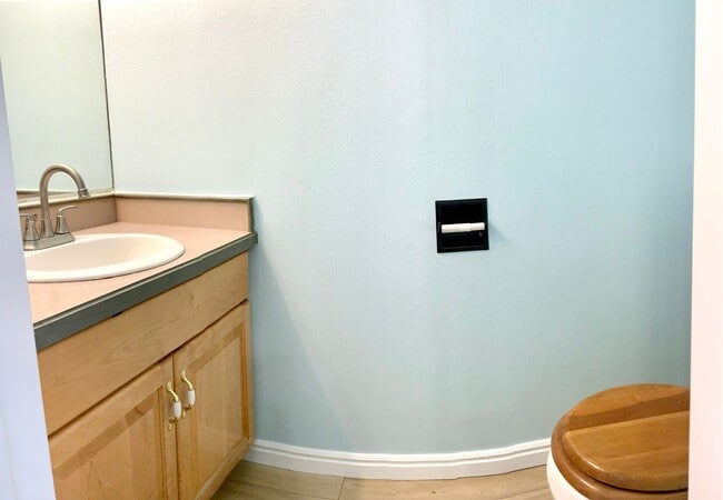 Building Photo - 2 Bedroom Lexington Townhome with Community Pool