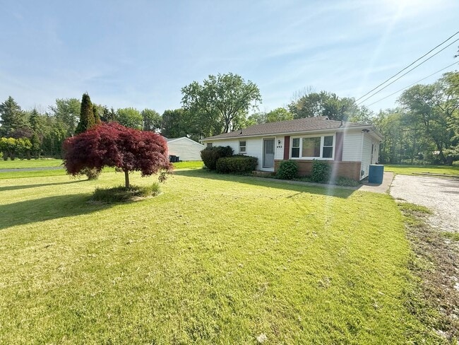 Building Photo - 3/1 Single Family Home | Large back yard |...