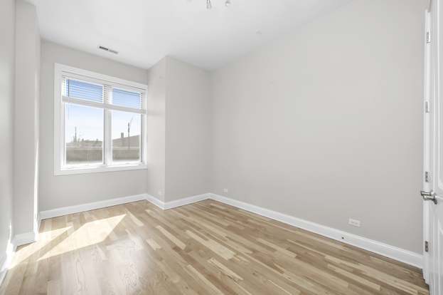 Building Photo - 5010 W Lawrence Ave