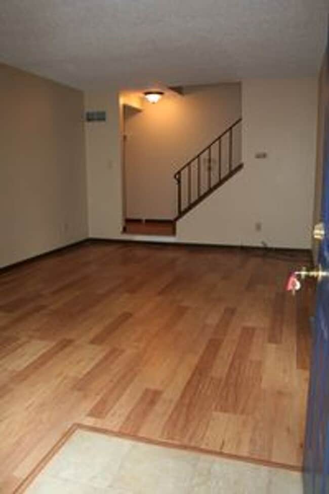 Building Photo - Large townhomne