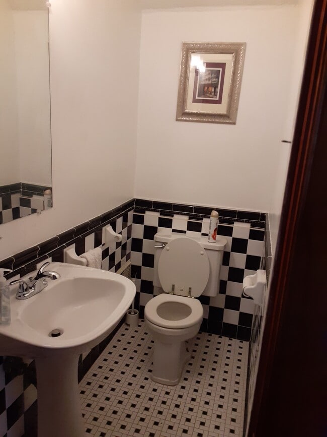 Half-bath - 931 Westcott St