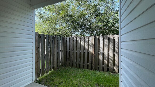 Building Photo - 2 Bedroom, 2.5 Bathrooms Townhome in the Heart of Savannah's Southside