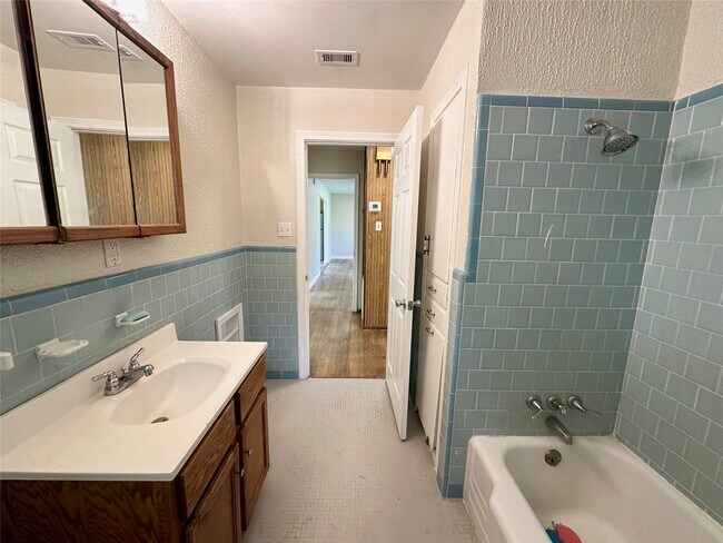 Building Photo - 6 E Southlawn Ave