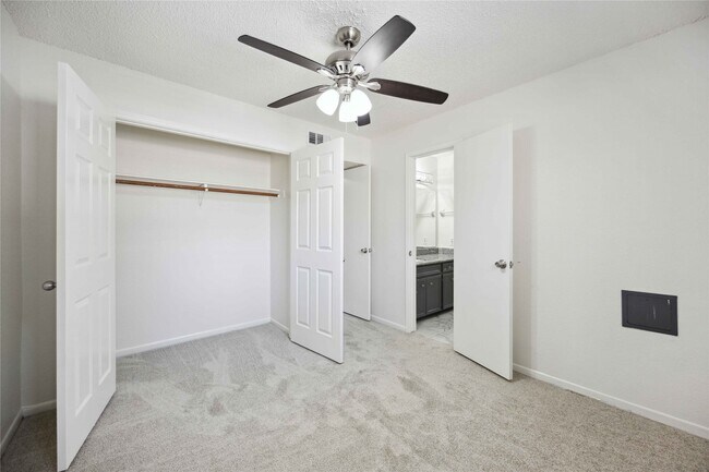 Building Photo - 13895 Hollowgreen Dr