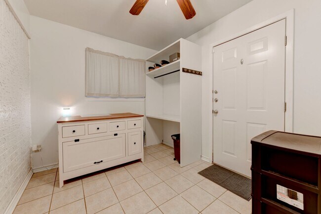 Building Photo - 303 Manning Dr