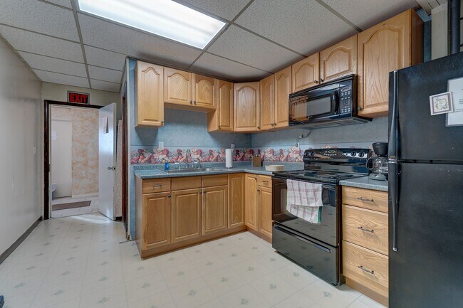 Building Photo - Spring Glen Business Center