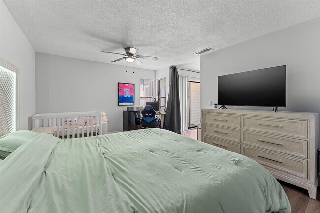 Building Photo - 1596 Shaker Cir