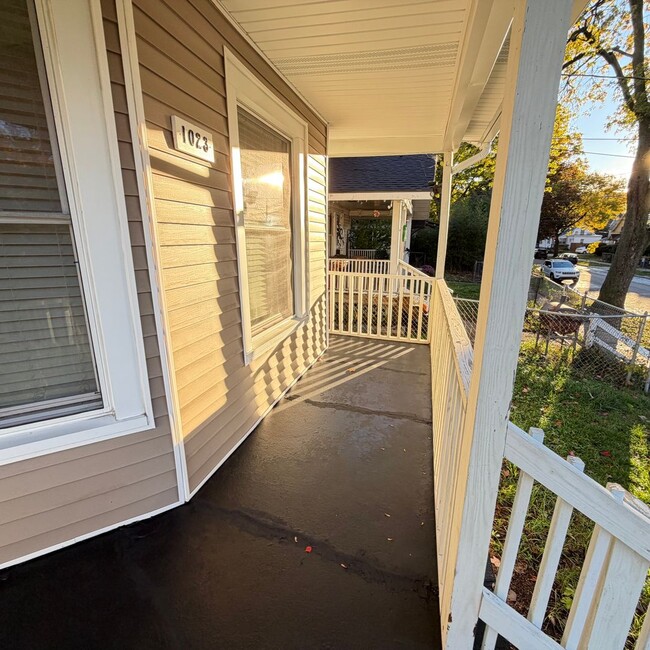 Building Photo - Large 3 bedroom home with a den!