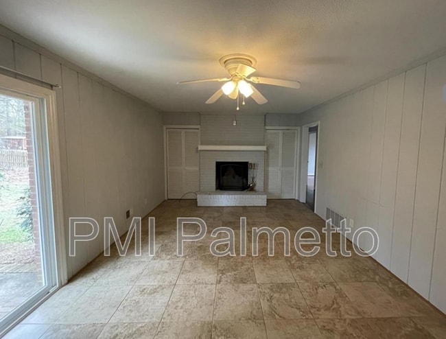 Building Photo - 916 Riverview Dr