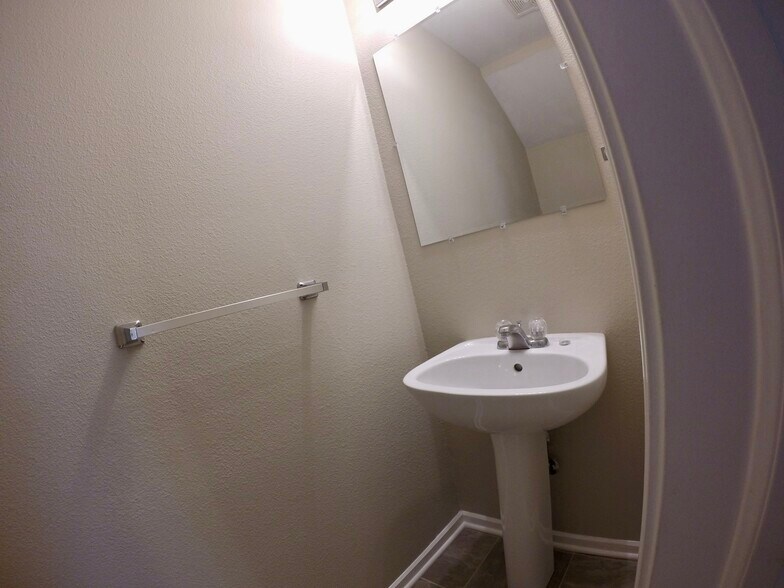 Half Bathroom - 10223 Cumberland Pointe blvd