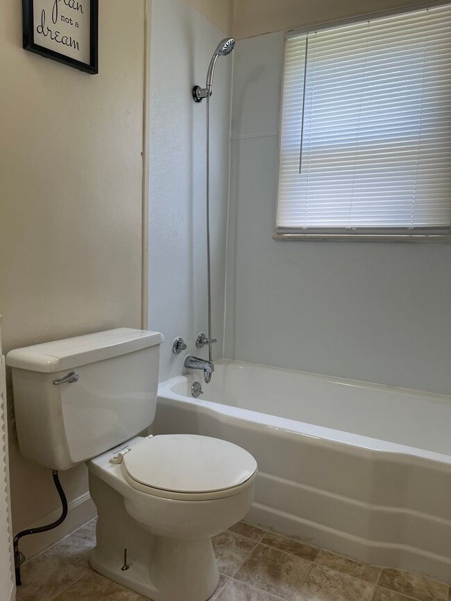 Building Photo - 600 SW Webster Ave