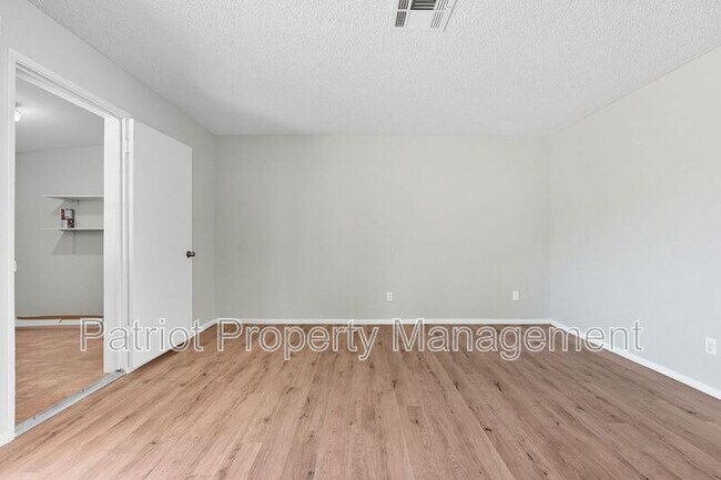 Building Photo - 815 W Westchester Ave