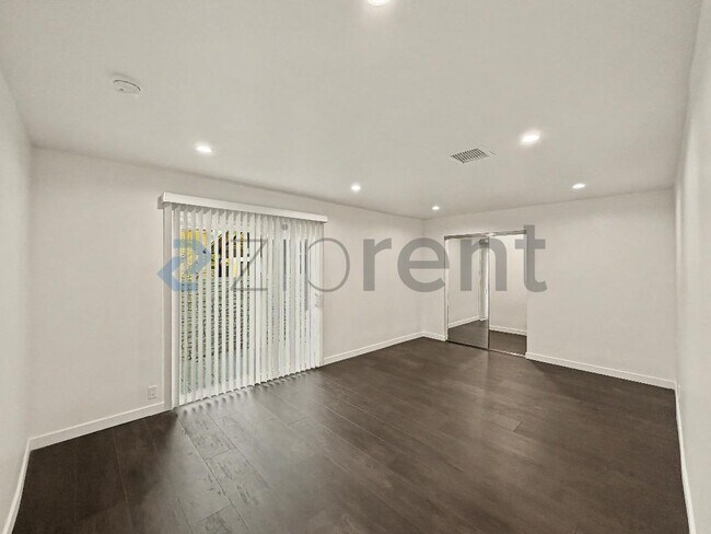 Building Photo - Unit