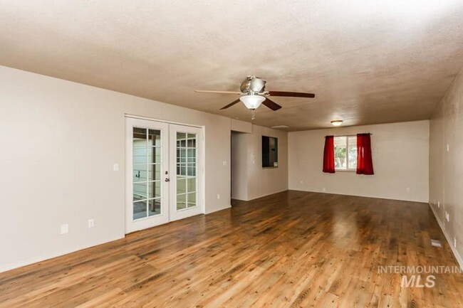 Building Photo - This 3 bedroom, 2 bath, home has lots of c...