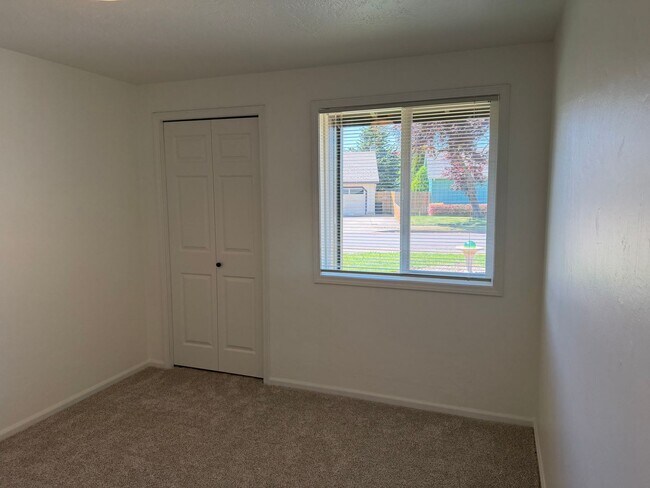 Building Photo - Updated 3 bedroom 2 bath home in a great neighborhood!