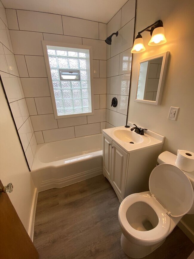 Building Photo - Comfortable 2-Bedroom Wauwatosa Apartment