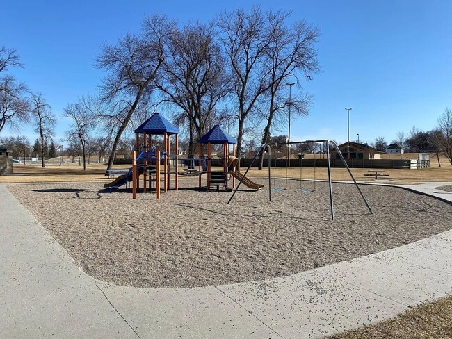 Building Photo - Spacious 4 Bed 2 Bath Home Lots of Storage