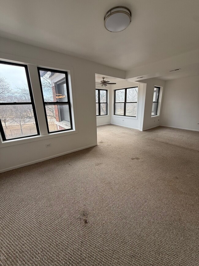 Building Photo - 5726 S King Dr