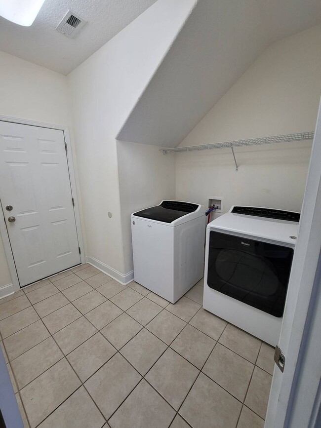 Building Photo - Rental in Desireable Hunters Ridge