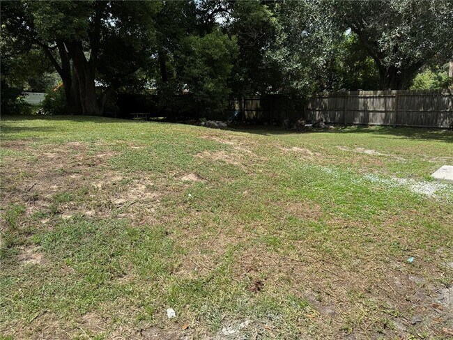 Building Photo - 215 Pinehurst Dr