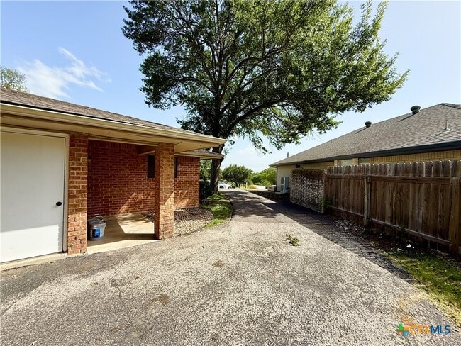 Building Photo - 705 Woodcrest Cir