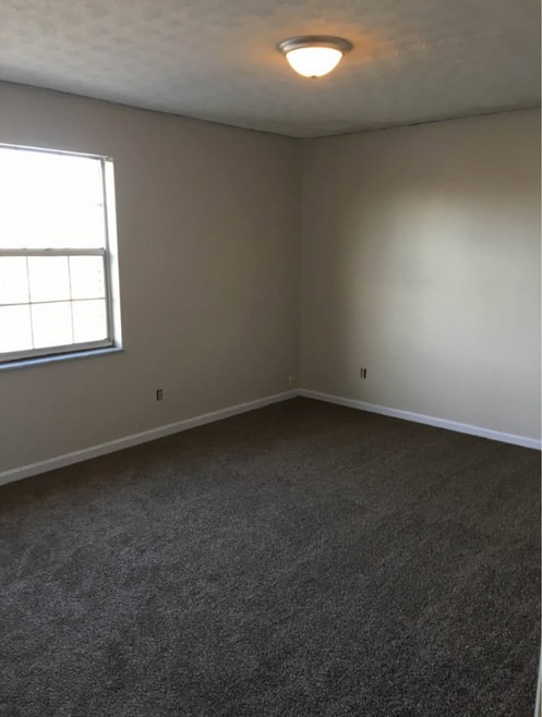 Building Photo - 18 Greenwood Dr