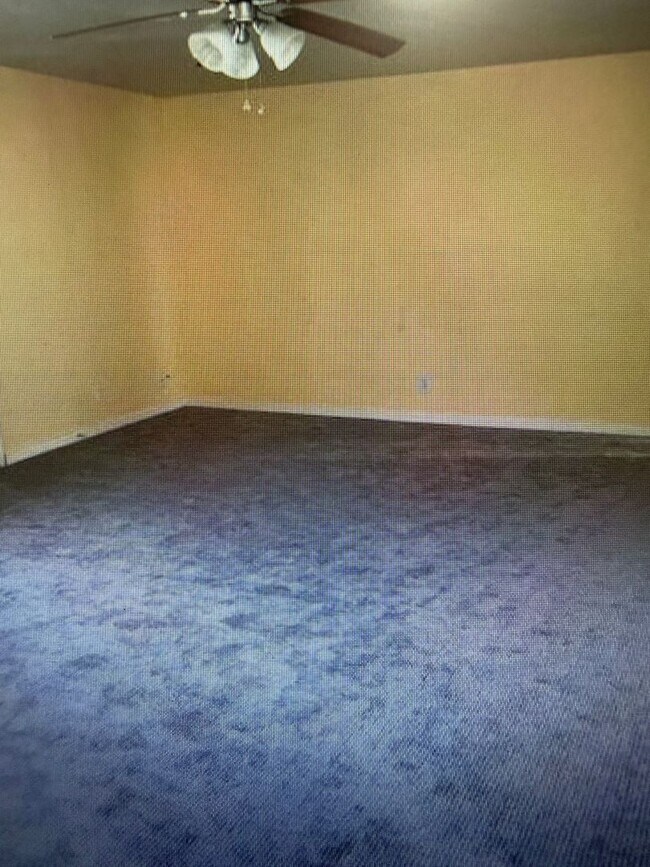 Building Photo - Country setting