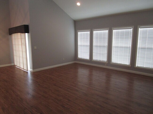 Building Photo - Bright 3BR Townhome with Bonus Room - Available July 17!!