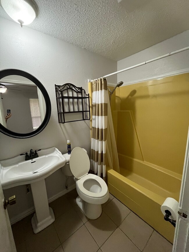 Building Photo - 228 E Circle Dr