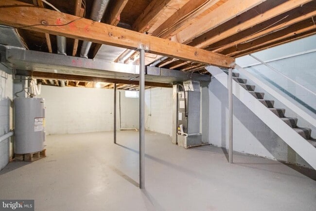 Building Photo - 182 E Village Rd