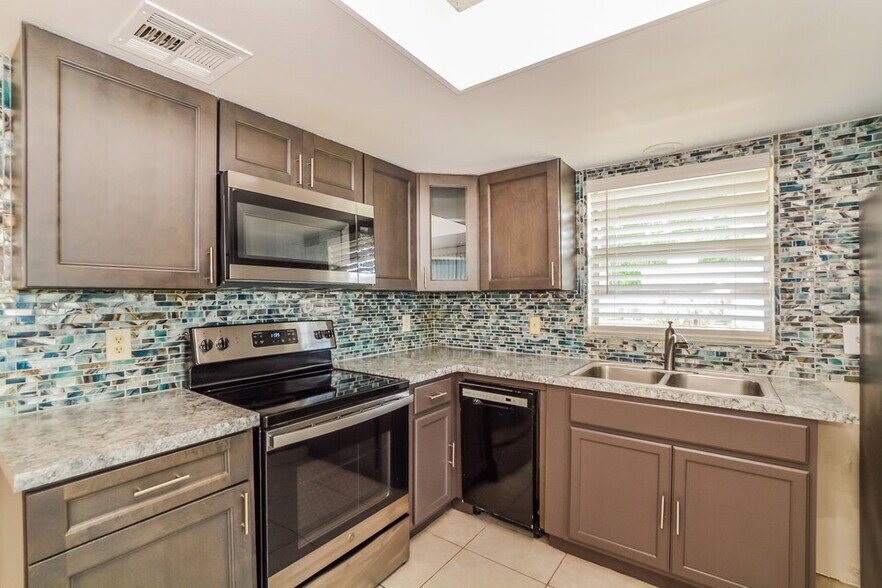 Building Photo - 1448 La Paloma Cir