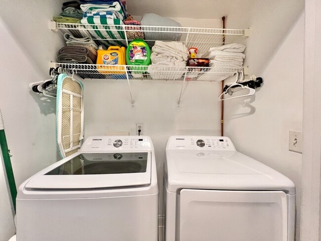 Building Photo - UPTOWN TOWNHOUSE!