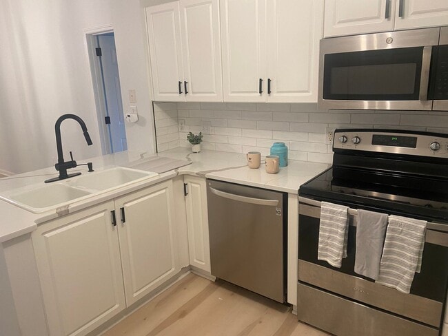 Building Photo - Spacious 2 Bedroom Luxury Condo with Pool Access – Wilmington, NC