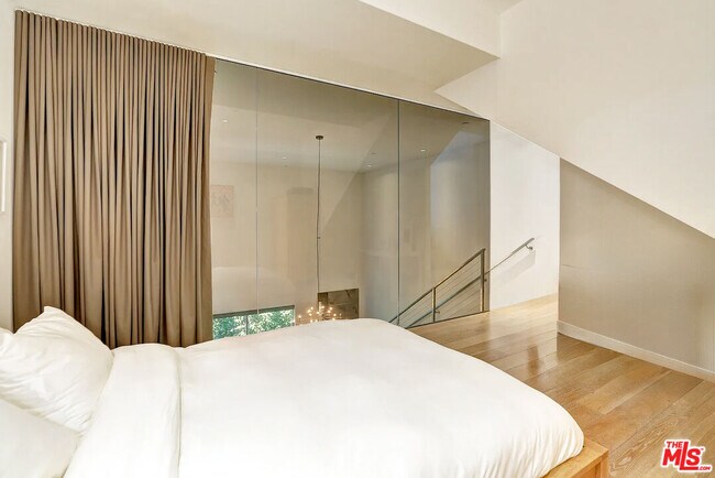 Building Photo - 123 Kings Rd