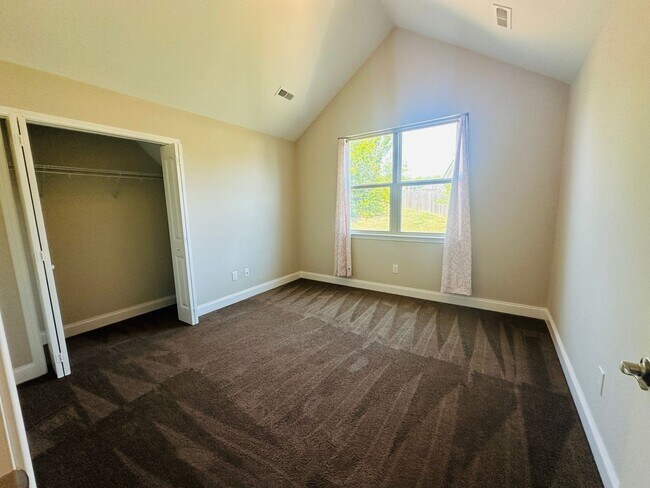 Building Photo - Incredible views 4 bed / 2.5 bath, master on main