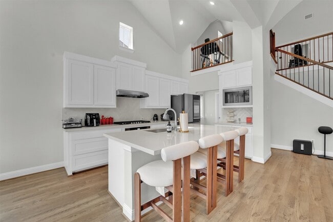 Building Photo - 3520 Helios Ln