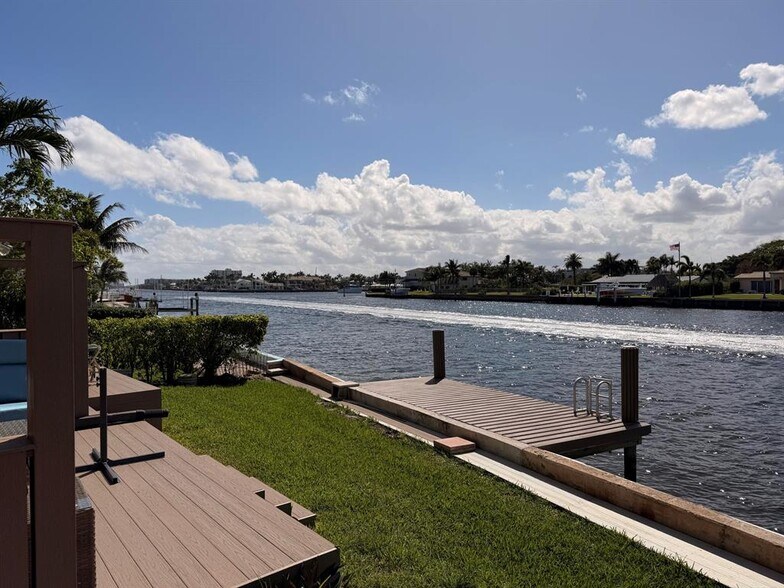 Building Photo - 797 S Riverside Dr