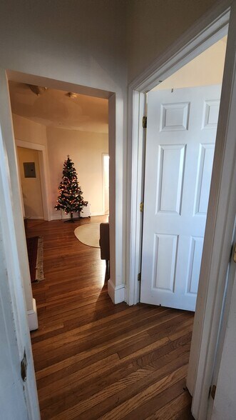 Building Photo - 19 Thatcher St